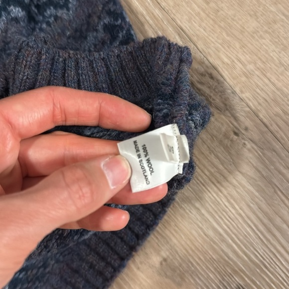 Vintage Harley of Scotland 100% wool jaquard v neck sweater - Picture 3 of 5